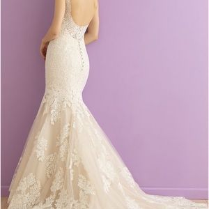 Wedding dress with no alterations great condition